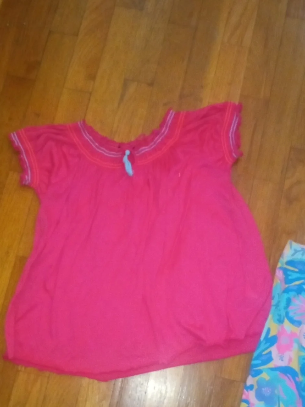 girl med tropical print capri leggings and pink top